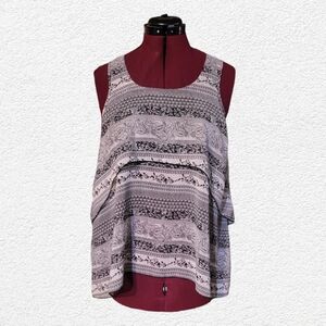 ✨️$3 or 2 for $5✨️Women's no boundaries, Large, polyester, loose fit